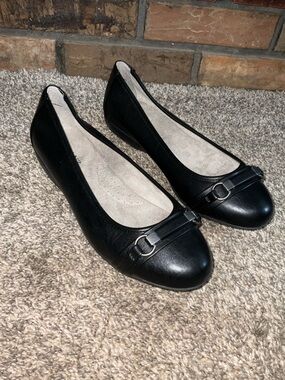 Solanz Black Leather Ballet Flats with Decorative Buckle Size 9 Wide